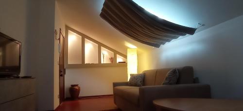 蒙卡列里Appartamento mansardato iPatrizi的带沙发和窗户的客厅