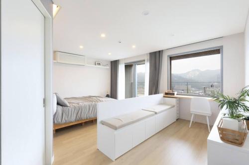 首尔PPP Seoul的白色卧室配有床和书桌