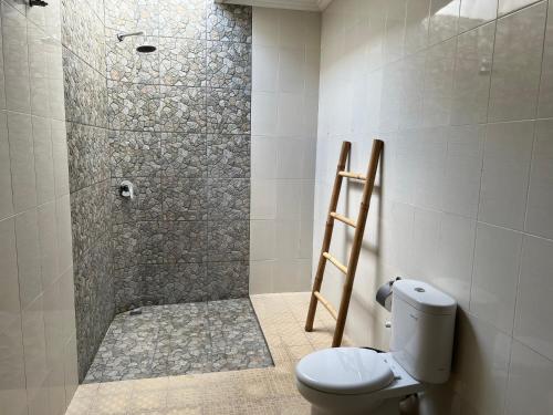 乌鲁瓦图宾津家庭简易别墅酒店的浴室配有淋浴和卫生间。