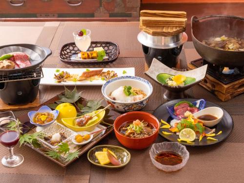MogamiYunohara的餐桌,盘子上放着食物和碗