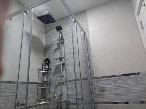 斯科普里City Lux Apartments的浴室里设有玻璃门淋浴