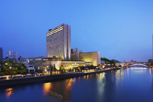 大阪大阪丽嘉皇家酒店的夜晚享有河流的城市美景