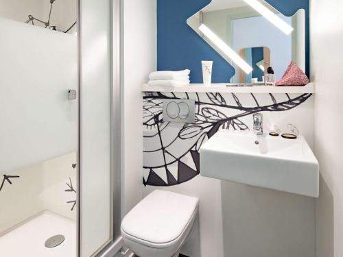 奥比埃克莱蒙费朗南基宜必思快捷酒店的一间带水槽、卫生间和镜子的浴室