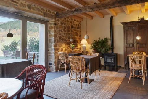 杜兰戈OAR Cottage的一间带桌椅和石墙的用餐室