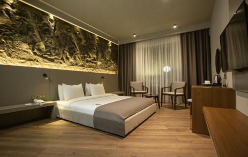 The Erzurum Hotel客房内的一张或多张床位