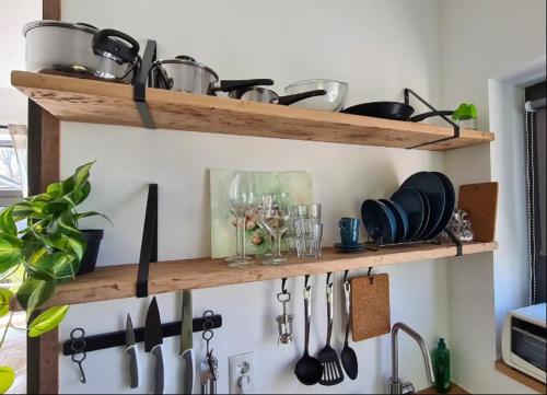 诺德克豪特Studio tussen de bossen en de bollenvelden的一个带刀具和餐具的厨房架