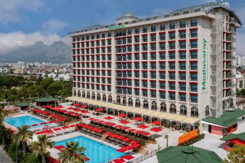 安塔利亚Megasaray Westbeach Antalya的享有酒店空中美景,设有游泳池和桌子