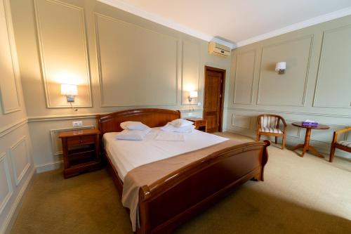 福克沙尼Hotel AmaDeus的一间卧室配有一张带两个枕头的床