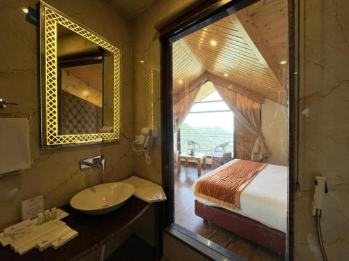 Mundaghat Kufri Pacific Resort的一间带水槽、床和镜子的浴室