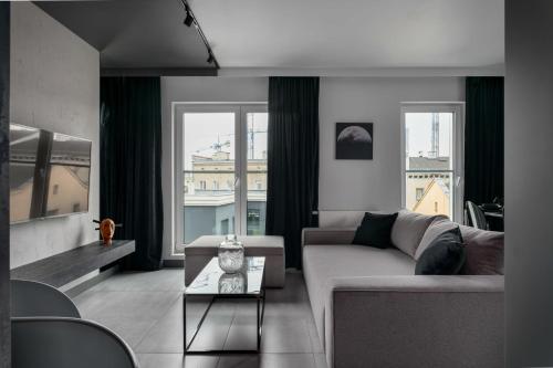 弗罗茨瓦夫Niegaleria Apartament的客厅配有沙发和桌子