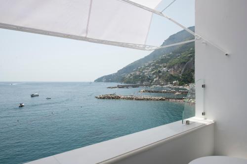 阿马尔菲Palazzo Don Salvatore的浴室窗户享有海景。