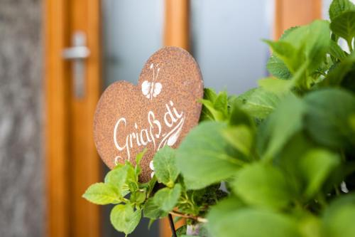 湖滨福煦豪斯伯格博里克旅馆的植物上带有“卡米利亚”字的心形标志