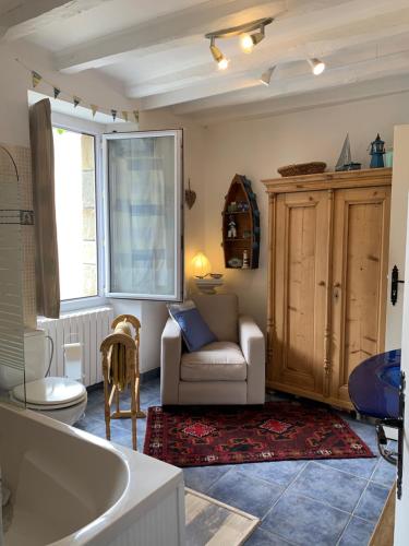 泰尔地区罗谢福尔Vingt Vieux Bourg的一间带浴缸、沙发和椅子的客厅