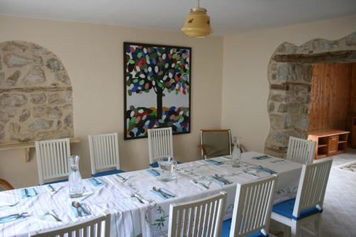 Hangjik (Little Inn)的用餐室配有桌椅和绘画作品