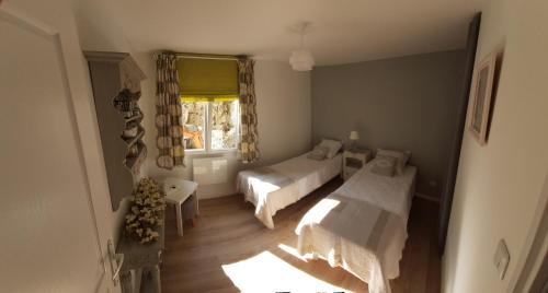 GrandcourtAdorable maison d’hôtes bordée d’étangs au calme.的一间小卧室,配有两张床和窗户