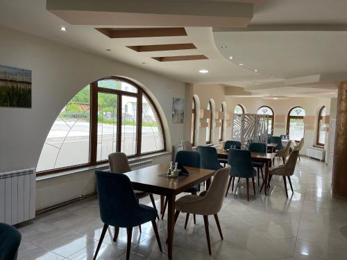 普拉夫Hotel5E的用餐室设有桌椅和窗户。