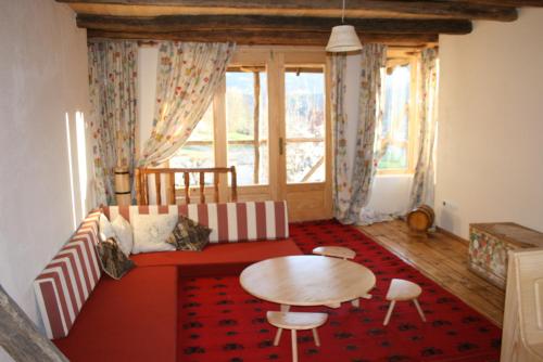 Hangjik (Little Inn)的客厅配有沙发和桌子