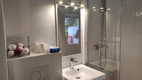 比亚里茨Belle Suite Apt的白色的浴室设有水槽和镜子