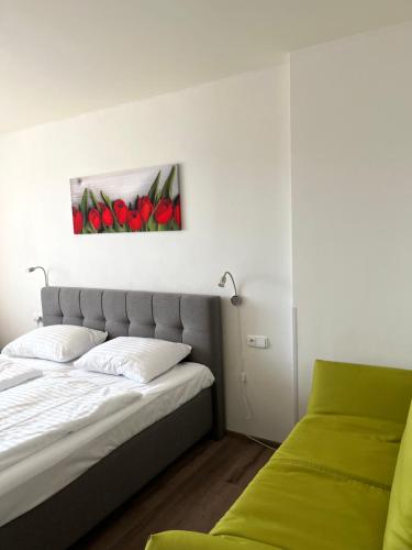 弗林布尔克Ubytování Hanka v hotelovém pokoji C408的一间卧室配有一张床,并画有红色郁金香