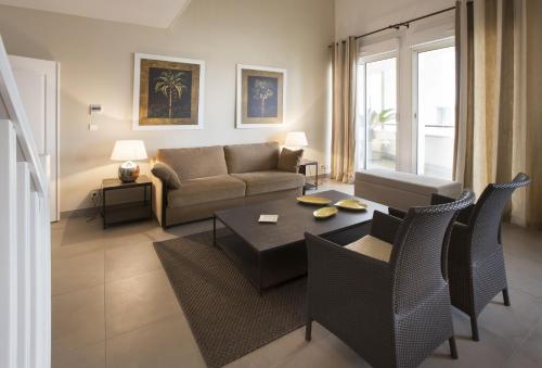 戛纳加纳克罗阿塞特酒店的客厅配有沙发和桌椅