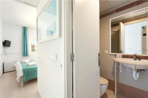 阿尔库迪亚港布瑞滨海旅馆的一间带水槽和卫生间的浴室