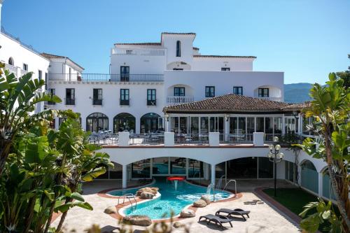 卡皮塔纳Sighientu Resort的享有酒店、游泳池和大楼的景色