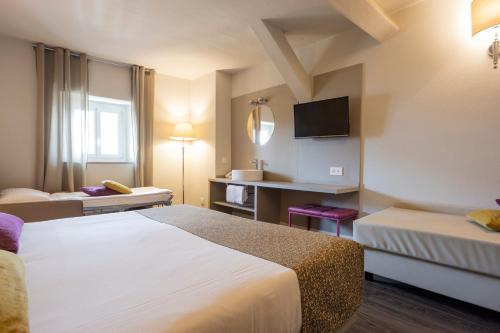 洛迦诺亚历山德拉酒店的一间酒店客房,设有两张床和电视