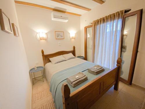 克里察Cinnamon House in Kritsa的一间卧室,配有一张带两个袋子的床