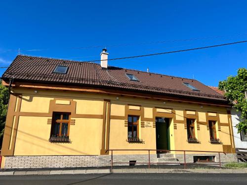 波普拉德Vila Liberta的黄色建筑,屋顶为棕色