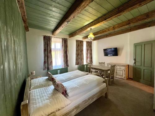 波普拉德Vila Liberta的一间卧室配有两张床、一张桌子和一台电视。