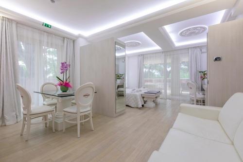 米兰马瑞提那天堂精品酒店的白色的客厅配有桌椅