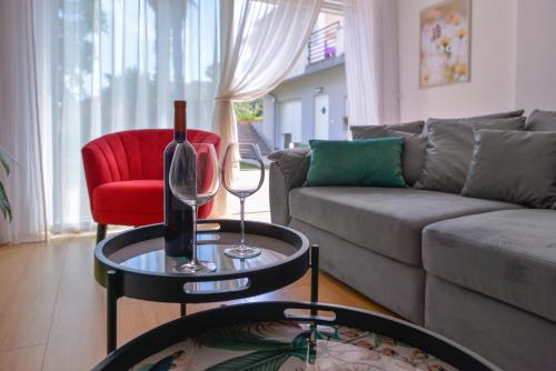 里耶卡Apartments Danijela & Love Nest的客厅配有沙发和带酒杯的桌子