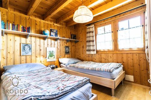 利德阿尔卑斯Chalet Aletschji, 3987 Riederalp, 2. Stock的木墙客房的两张床