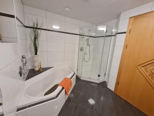 胡普加顿蒂弗雷Appartement Gsaller的带淋浴和浴缸的白色浴室