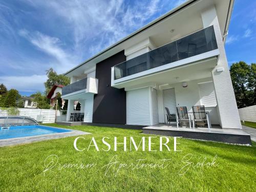 希欧福克CASHMERE Premium Apartment的一座带游泳池和房子的别墅