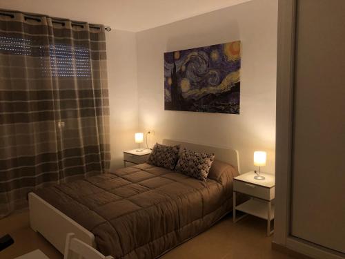 加鲁查Apartamento Paraíso的一间卧室配有一张床,淋浴配有两盏灯