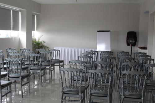 贾拉普SC HOTEL的一间房间,连排椅子和讲台