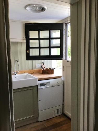 安特里姆The Blue Cottage的一间带水槽和洗碗机的小厨房