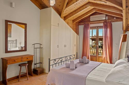 阿尔戈斯托利翁La Casetta的一间卧室配有一张床、一张书桌和一面镜子