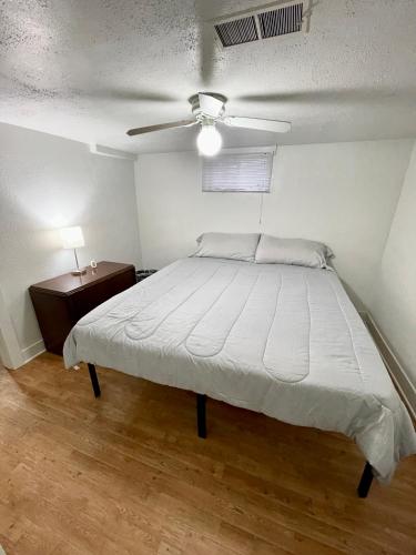 波卡特洛Cozy Home in the Heart of Pocatello的一间卧室配有一张床和吊扇