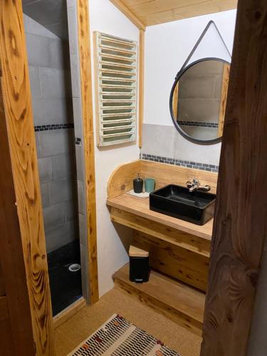 EchallonL'instant présent的一间带水槽和镜子的浴室