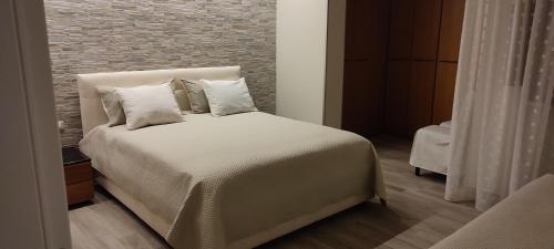 维耶斯泰Dimora Il Tulipano的一间卧室配有带白色床单和枕头的床。