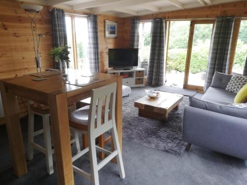 萨顿因阿什菲尔德Peaceful Cabin Retreat in Skegby的客厅配有桌子和沙发