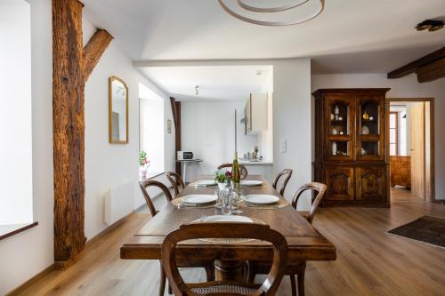 塞莱斯塔LE RHENANUS Martin Bucer - grand appartement au calme - centre ville - parking gratuit的一间带木桌和椅子的用餐室