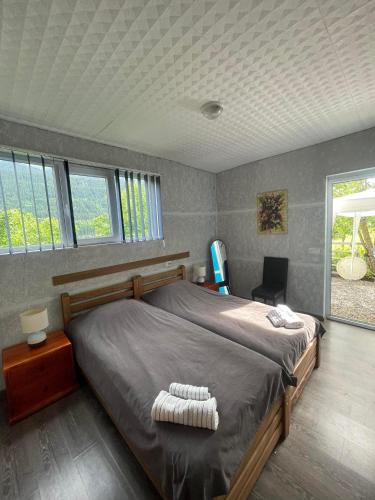 梅斯蒂亚Cottage - Location Lanchvali的一间带一张大床的卧室,位于带窗户的房间内
