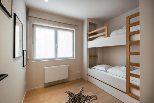 科克赛德- Carijoca - Gemoderniseerd, lichtrijk & zijdelings zeezicht app的一间小卧室,配有双层床,地板上还有海星