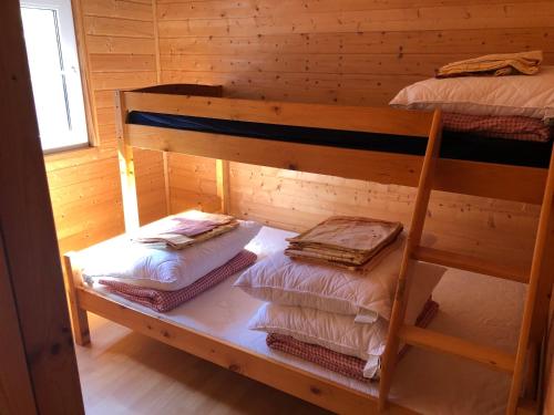 达洛科Domki Letniskowe Kopań的木制客房设有两张双层床和窗户。