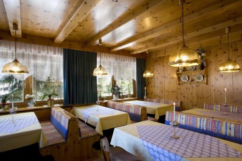 科尔福索埃里卡旅馆的用餐室配有桌椅和灯光
