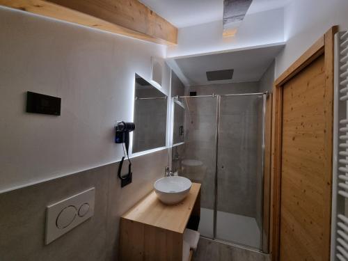 安达洛加拿大酒店 的一间带水槽和淋浴的浴室