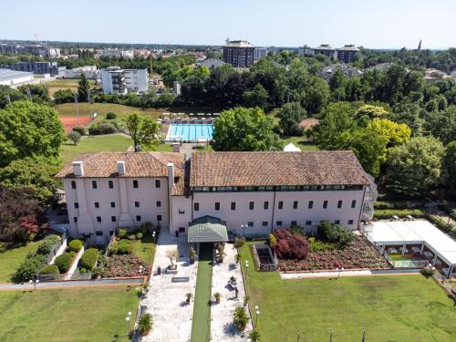 威尼托自由堡费耶餐厅酒店的享有带庭院的建筑的空中景致